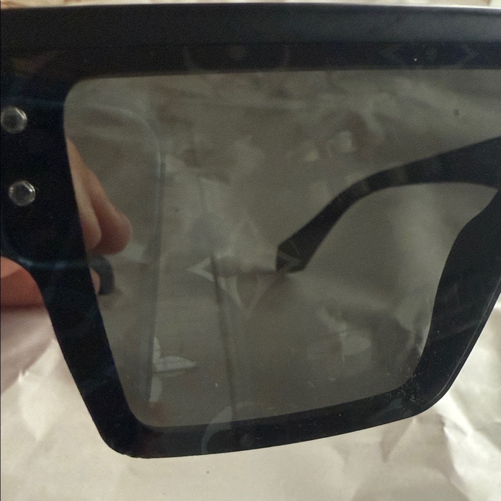 LOUIS VUITTON Oversized Sunglasses - Picture 4 of 4